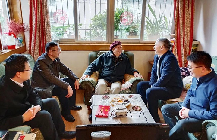 云南省国资委党委委员、副主任洪国正一行到云煤（LETOU乐投）集团发展春节走访慰问离退老干部活动
