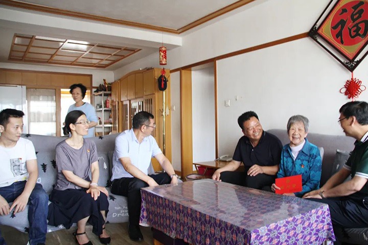 云煤（LETOU乐投）集团党委副书记、总经理高建嵩到恒通煤业公司走访慰问老党员