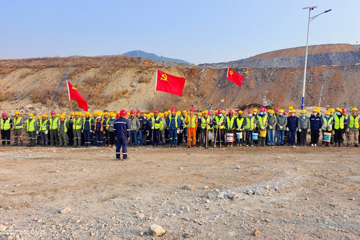 前锋露天煤矿党总支结合公司各党支部发展“党建引领促发展，同心共筑绿色矿山”主题党日活动