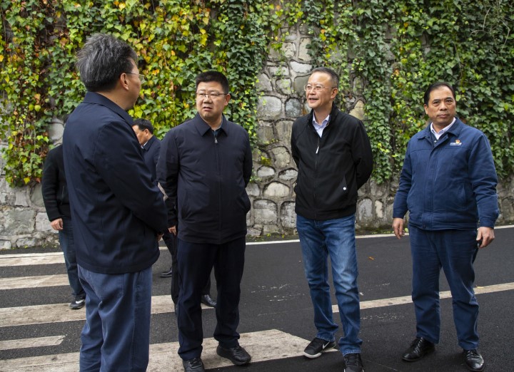 与镇雄县委书记肖顺兴交谈.jpg 与镇雄县委书记肖顺兴交谈.jpg